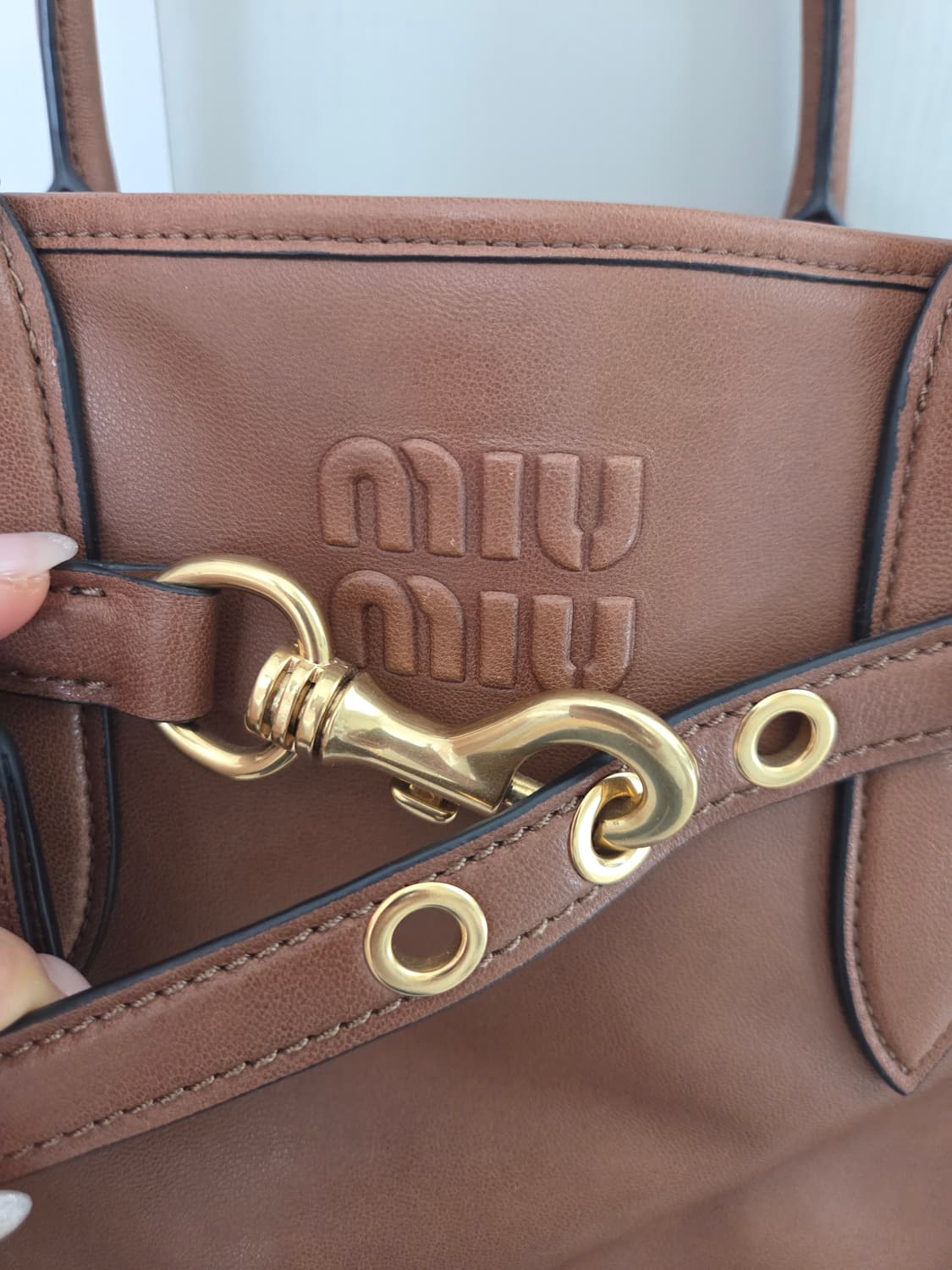 미우미우 브라운 가죽 토트백 상품이미지2