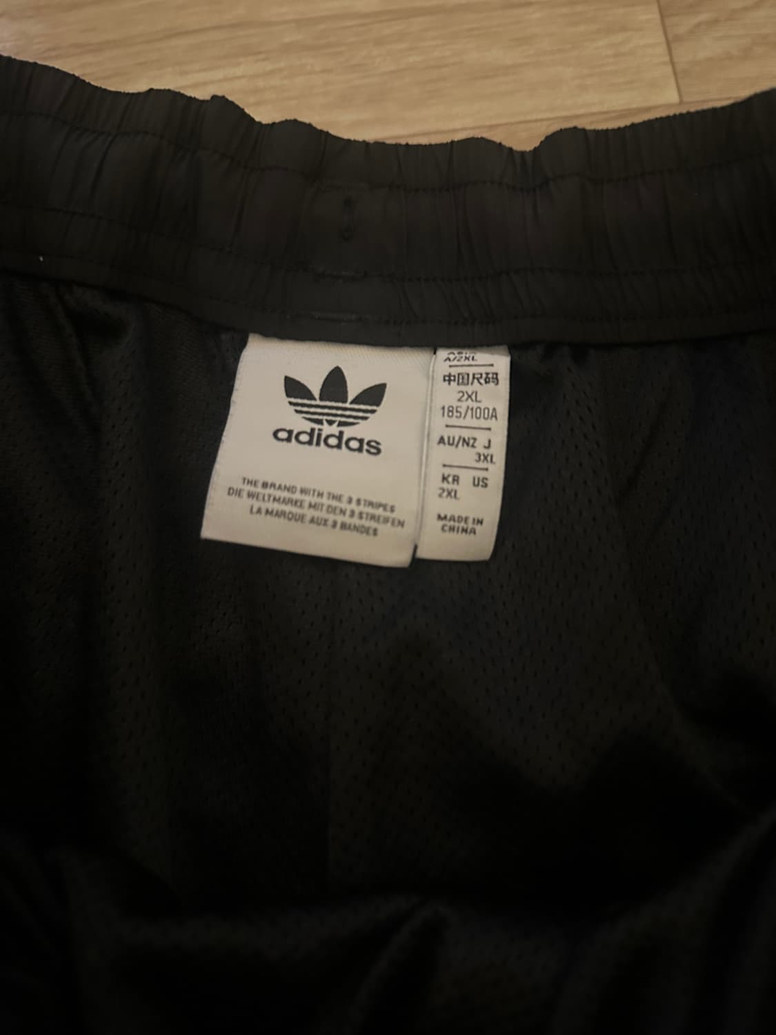 아디다스 x 예스아이씨(Yeseyesee) 콜라보 나일론 삼선 트랙 팬츠 상품이미지2