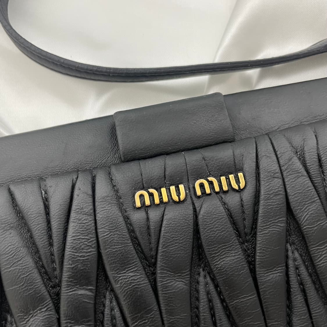 미우미우 블랙 마테라쎄 크로스백 단품 상품이미지4