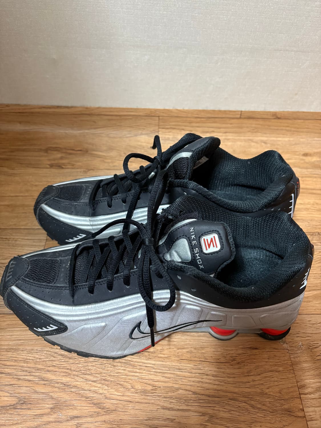 나이키 샥스 R4 메탈릭 실버-블랙 상품이미지1