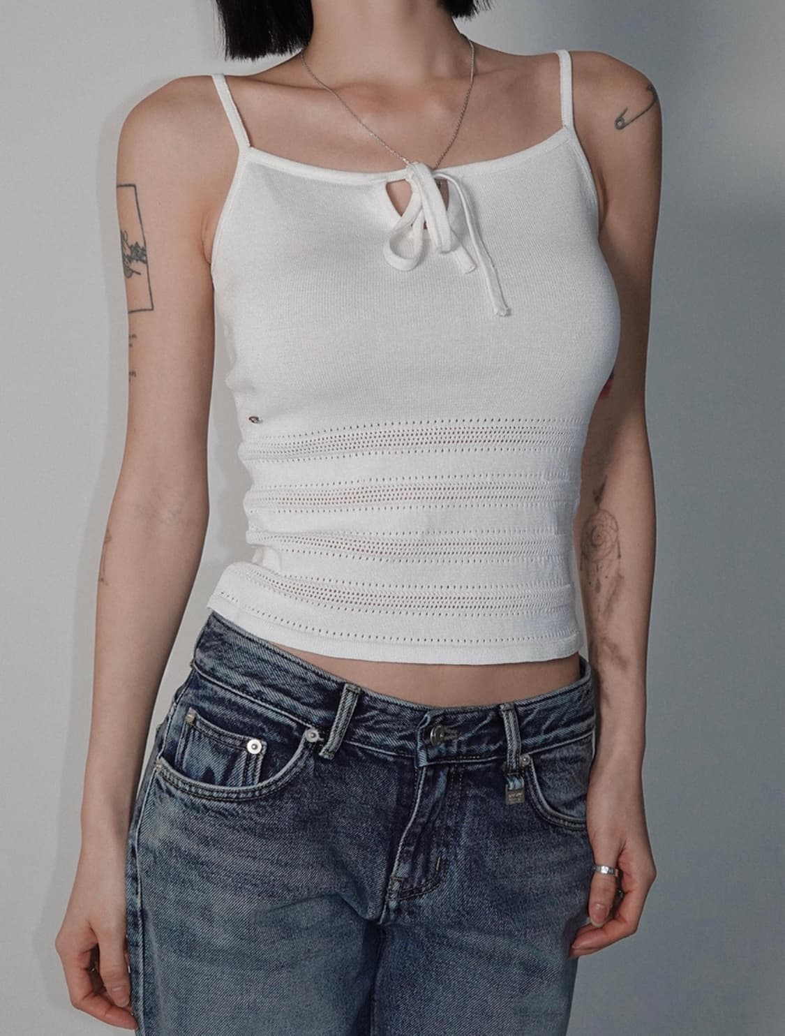 (새상품) 페일제이드 리본 펀칭 니트 슬리브리스 화이트  상품이미지1