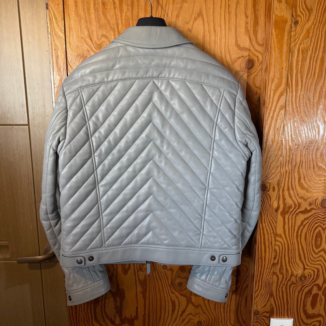 톰포드 양가죽 그레이 패딩 라이더 자켓 판매 합니다. 상품이미지9