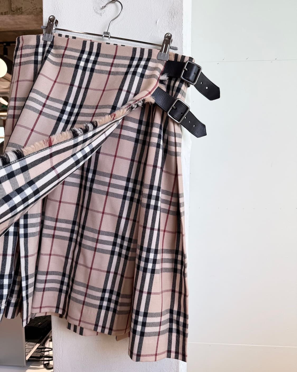 버버리 베이지 노바체크 버클 핀턱 랩스커트  상품이미지4