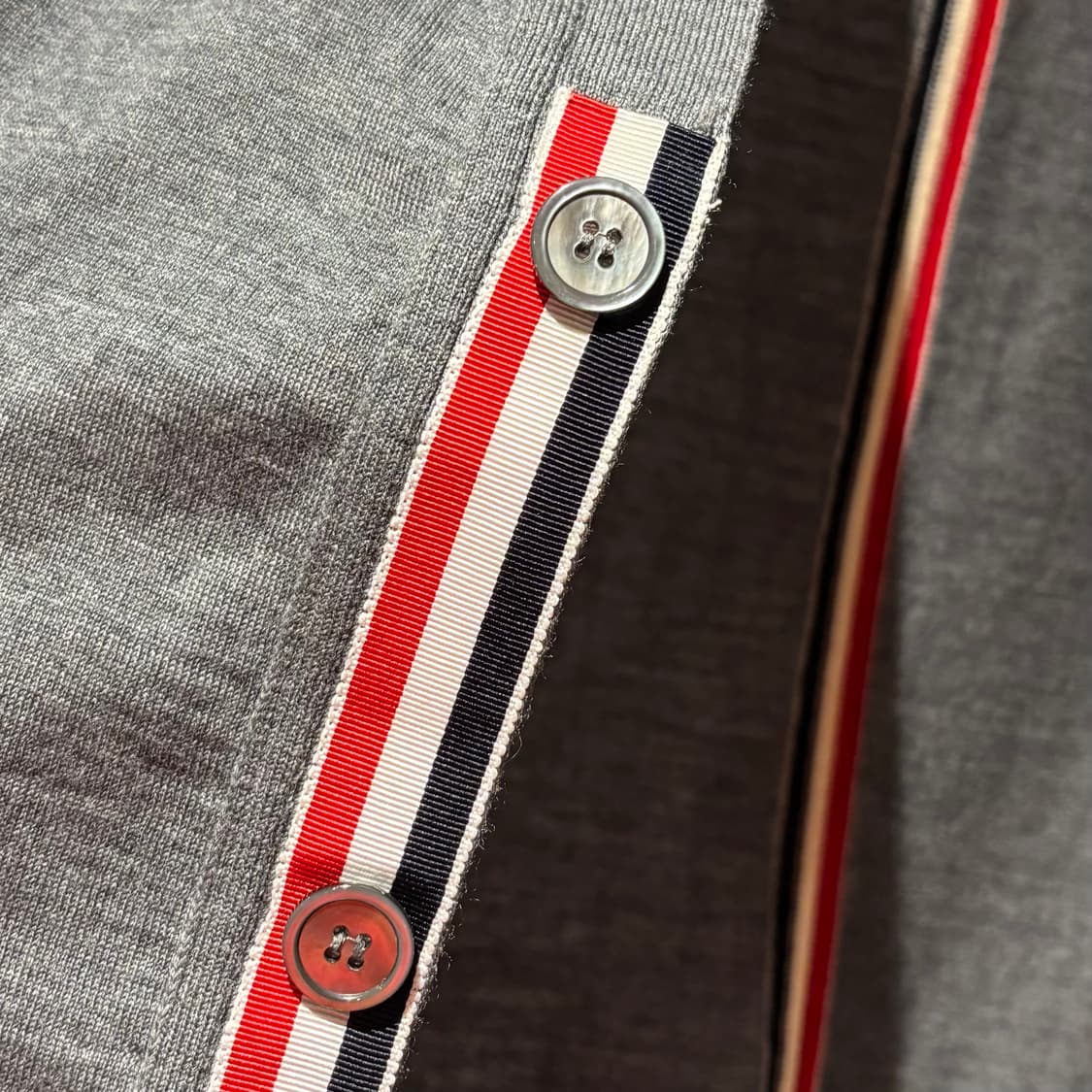 A+ / 2 (98) 톰브라운 백삼선 니트 조끼 가디건 그레이 상품이미지4