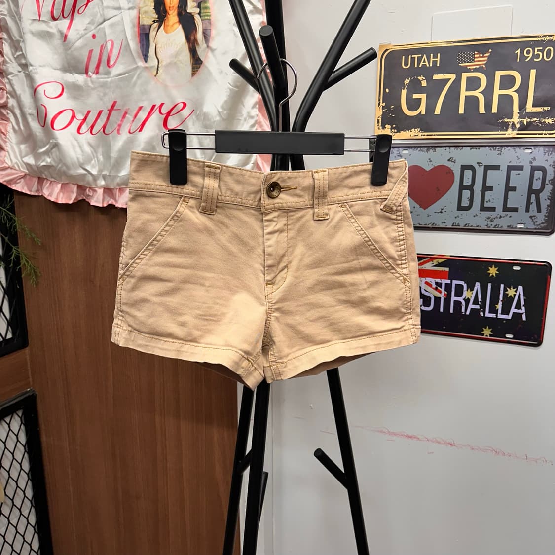 Beige High-Waisted Shorts 상품이미지3