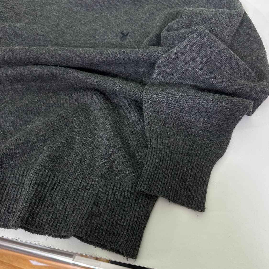 M 플레이보이 차콜 스몰로고 크루넥니트 상품이미지4