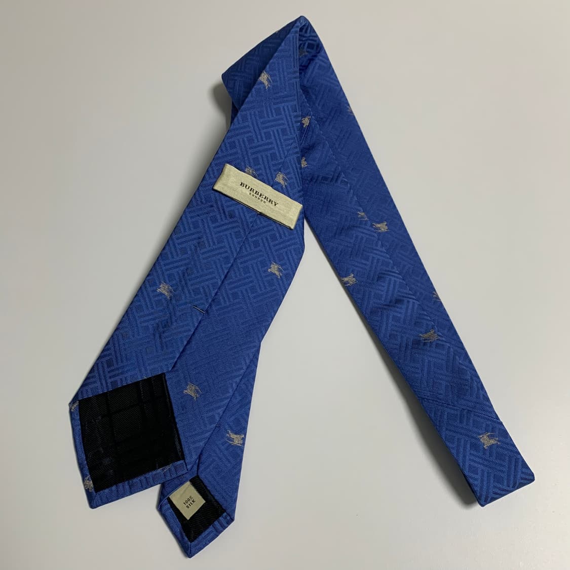 버버리(BURBERRY) 블루컬러 모노그램 신형 명품넥타이 최상급 상품이미지9