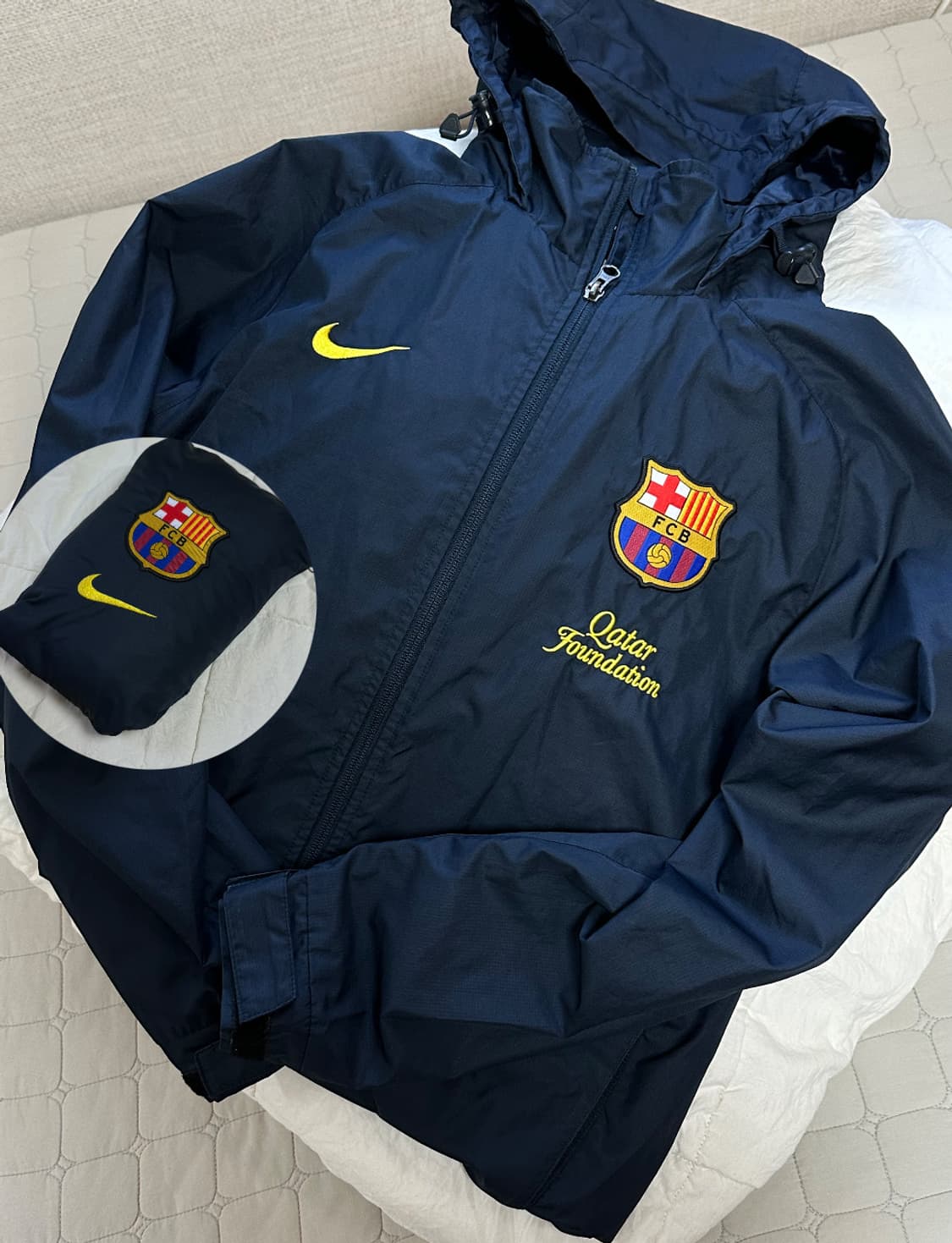 나이키 바르샤 카타르 패커블 바람막이 미디움  축구 유산소 상품이미지1