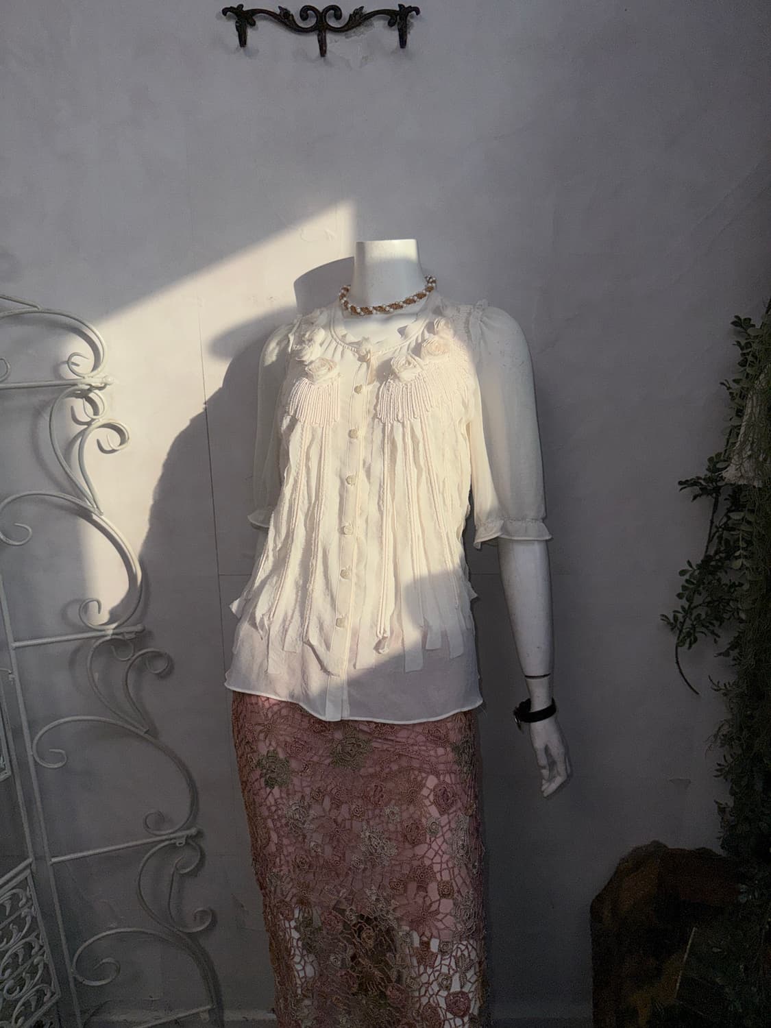 G-cut ivory draped flower silk sheer bl 상품이미지7