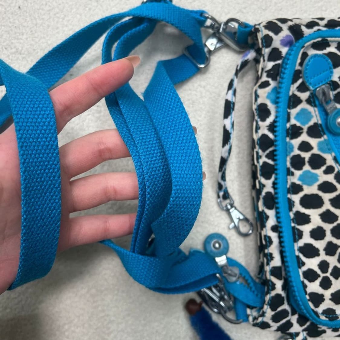 키플링 아바누 미디엄 큐리어스 레오파드 크로스백 블루 상품이미지3