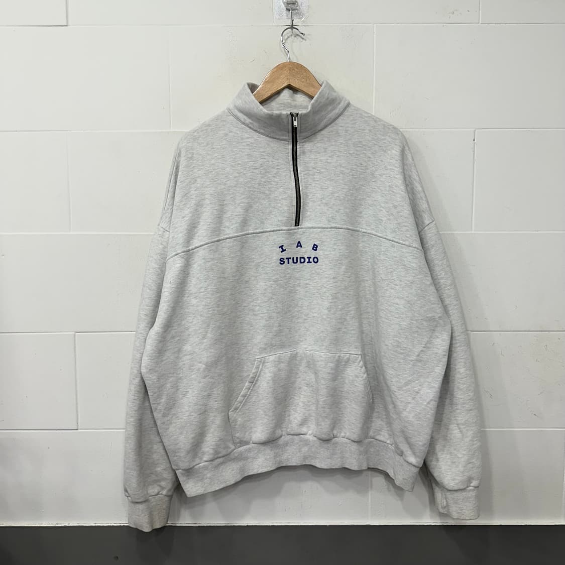 아이앱스튜디오 하프집업 스웻셔츠 상품이미지1