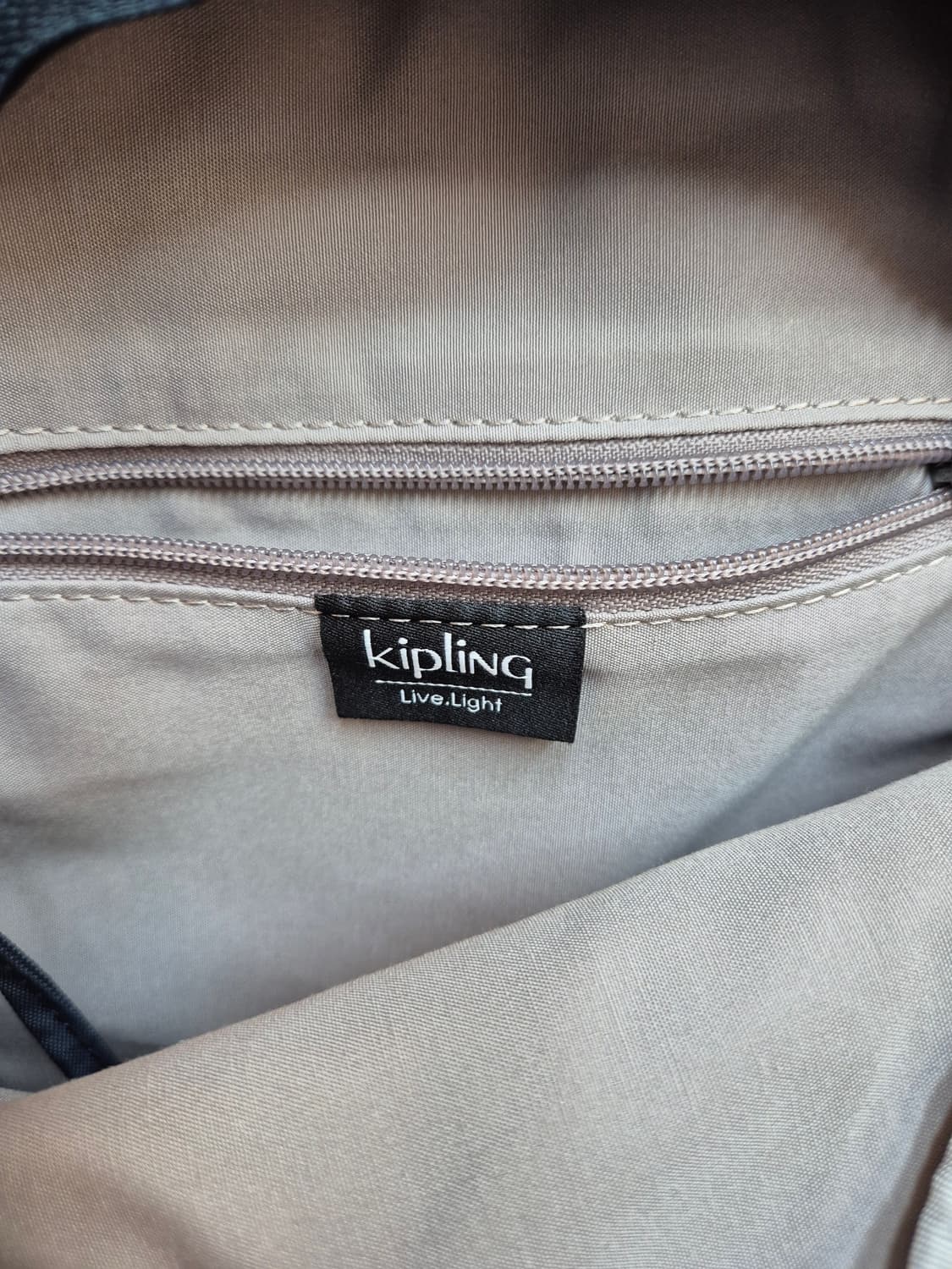 키플링 백팩 챠콜 색상입니다. 가볍고 수납공간도 넉넉해서 이것저것 넣고  상품이미지4