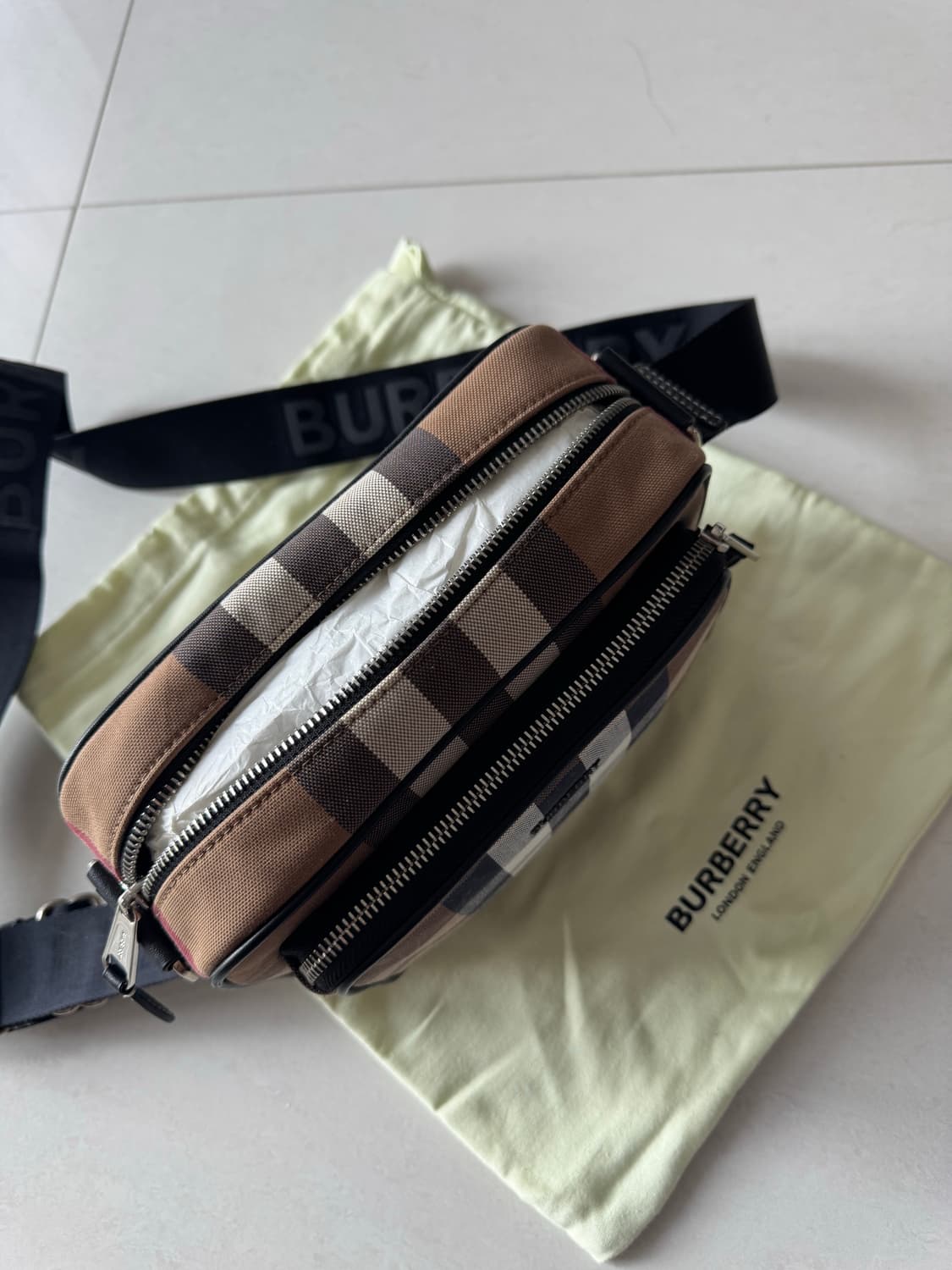 버버리 카메라백 상품이미지1