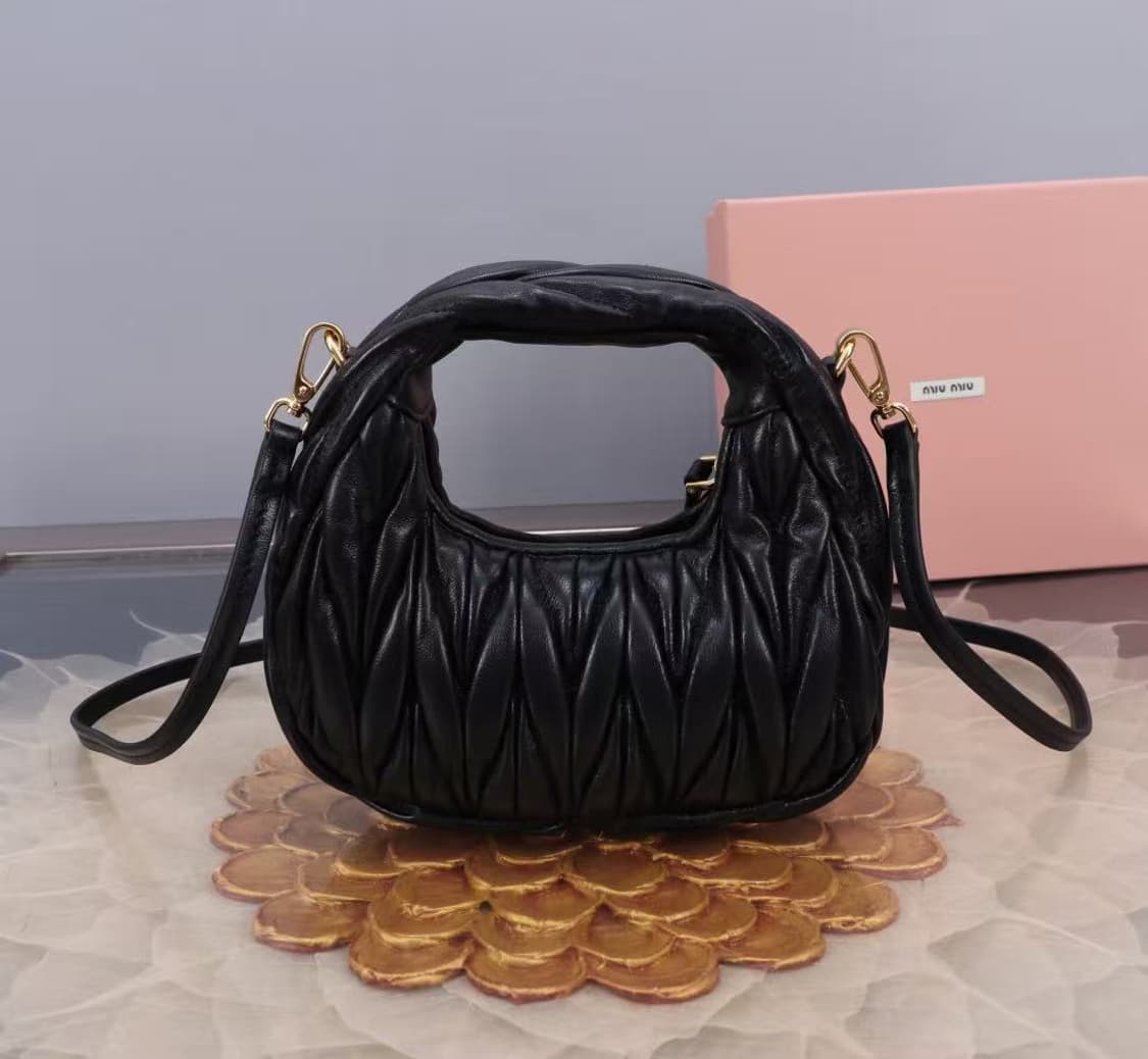 미우 미우 완더 마테라쎄 나파 가죽 호보 미니백 블랙 상품이미지4