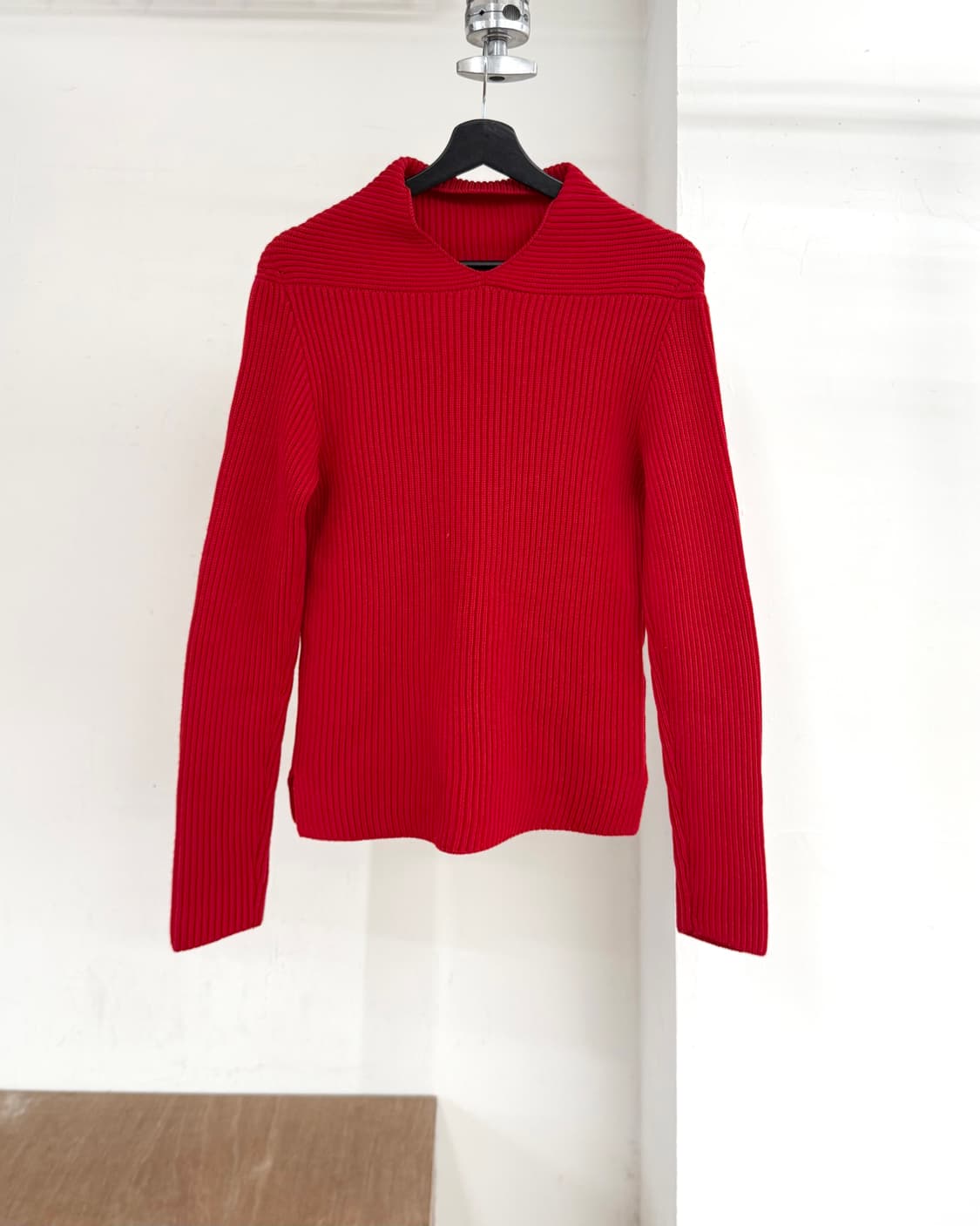 jw 앤더슨 레드 브이넥 울 니트 상품이미지1