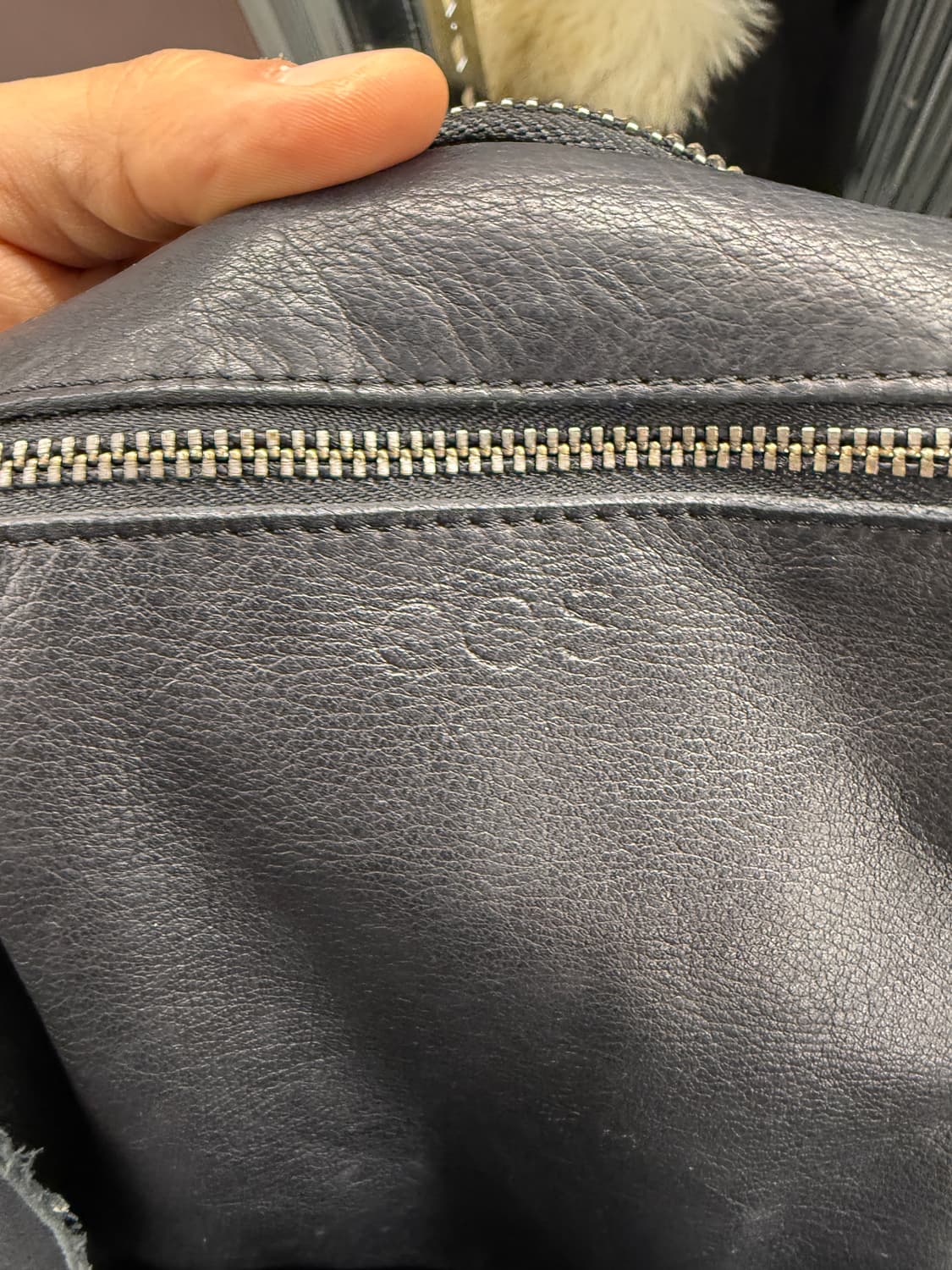 COS 코스 레더 숄더백 블랙 상품이미지5