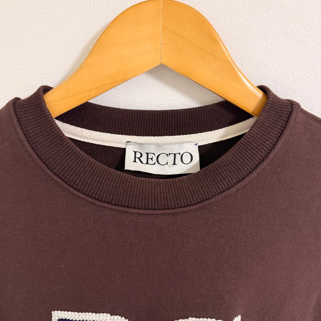 렉토 자수 크롭 맨투맨 브라운 상품이미지2