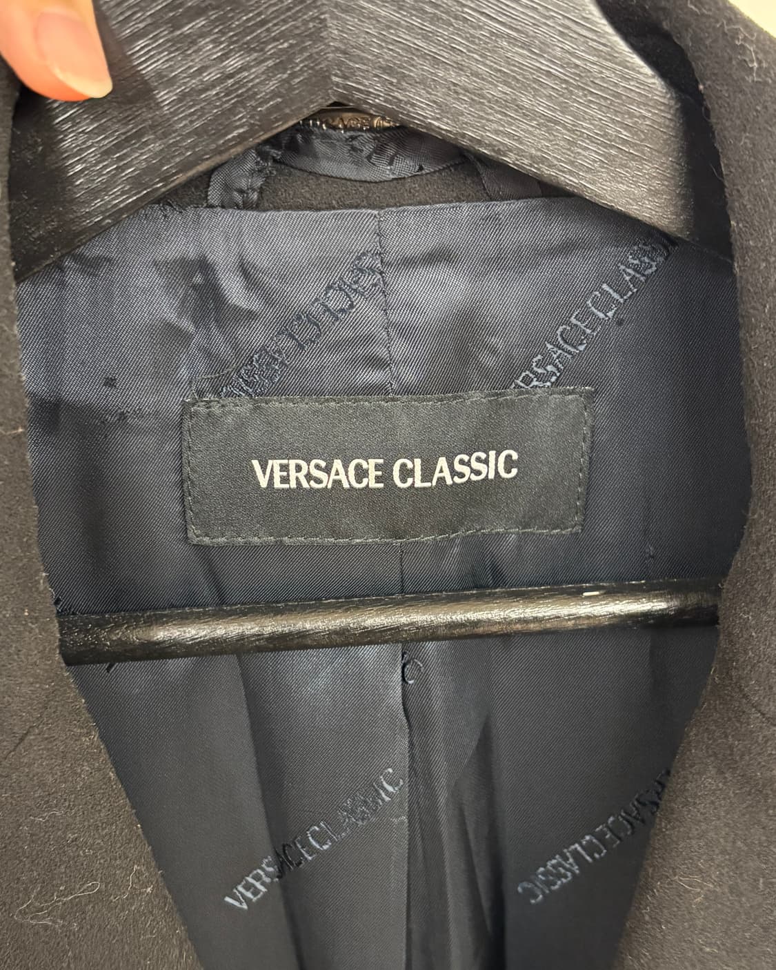 베르사체 클래식 블랙 히든버튼 폴리 코트 상품이미지7