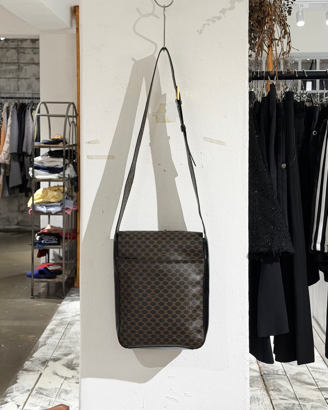 셀린느 브라운 마카담 블라종 크로스백 상품이미지4