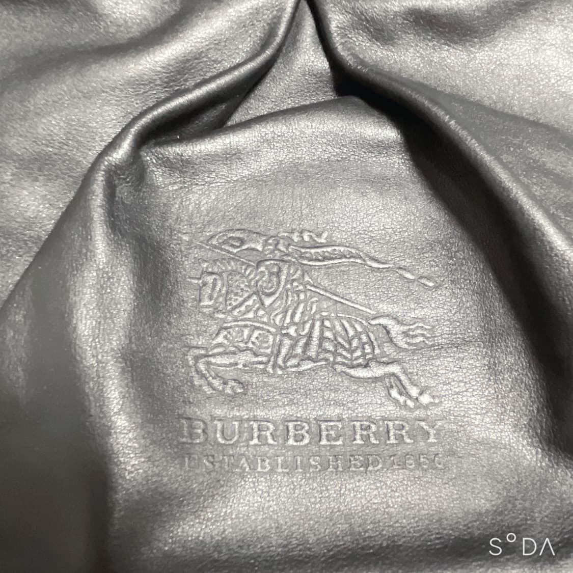 버버리 블랙 레더 호보백 상품이미지2