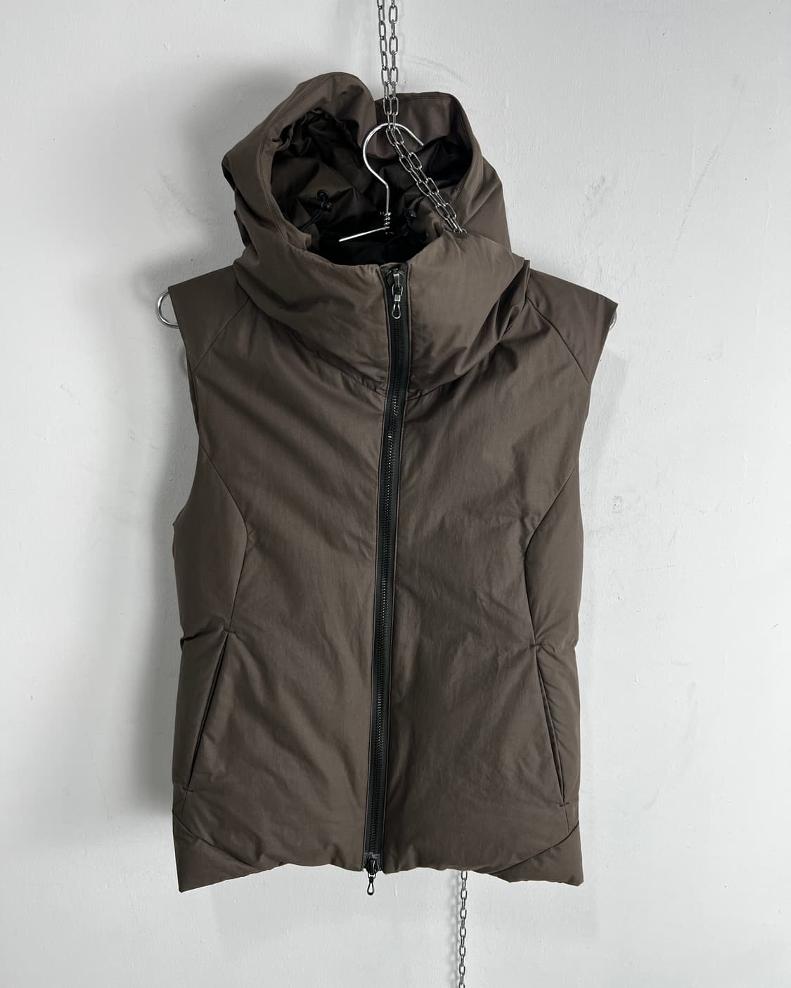 Attachment Typewriter Highneck Down Vest 상품이미지4