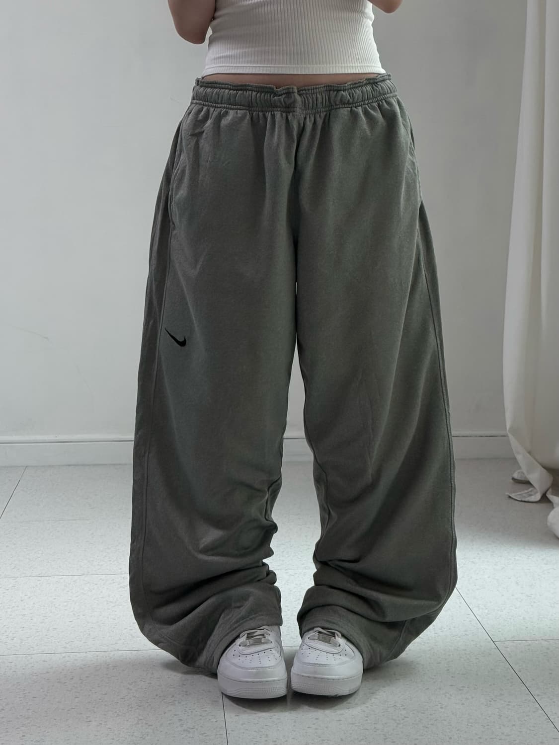 나이키 차콜 그레이 트랙팬츠 상품이미지1