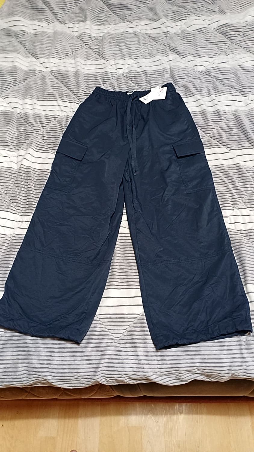 유니클로 JW앤더슨 와이드 나일론카고팬츠 S 기장95 상품이미지1