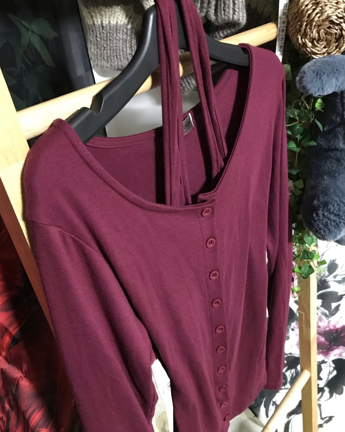 딥 버건디 버튼 홀터넥 페미닌 상의 상품이미지2