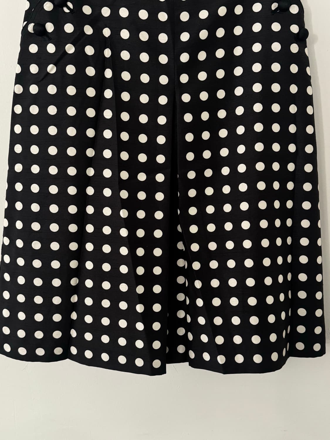 도트 패턴 버튼 디테일 미디 스커트 상품이미지4