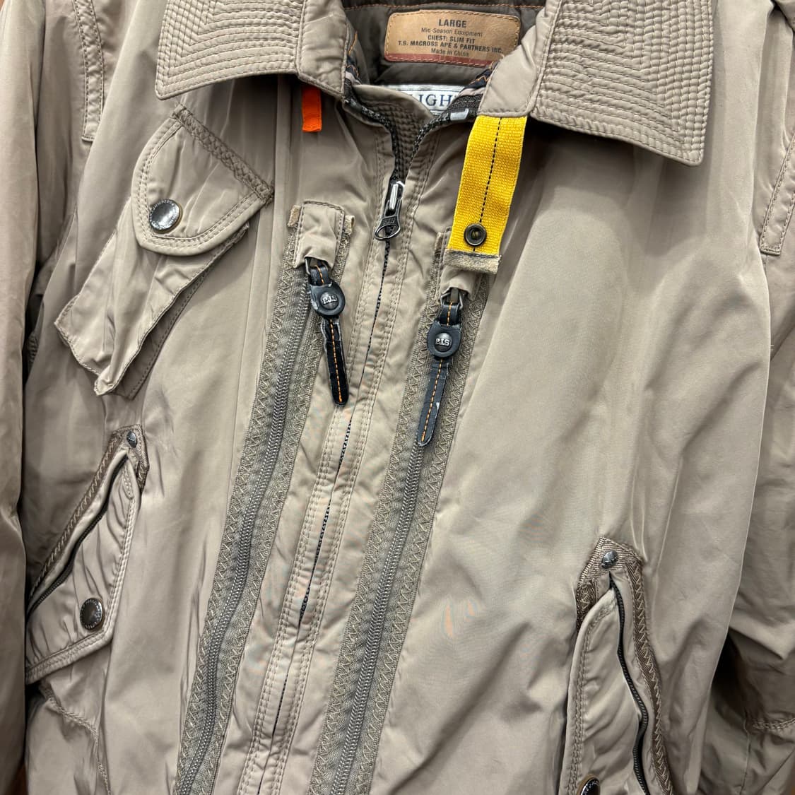 파라점퍼스 라이트 웨이트 나일론 자켓 옐로우 버클 스트랩 디테일 베이지 상품이미지6