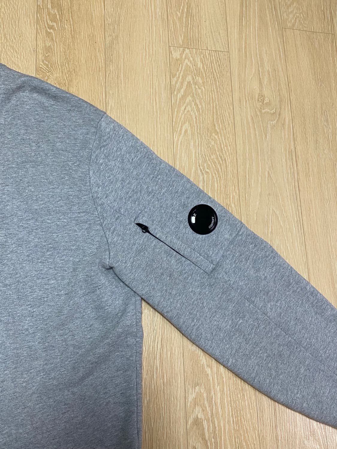 CP컴퍼니 그레이 와펜 맨투맨 XL 상품이미지2