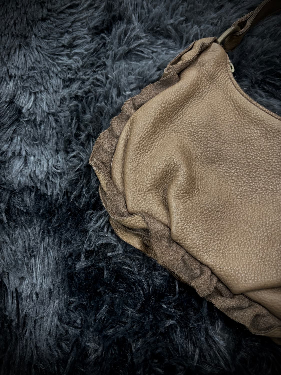 베이지 레더 덤플링 숄더백 상품이미지5