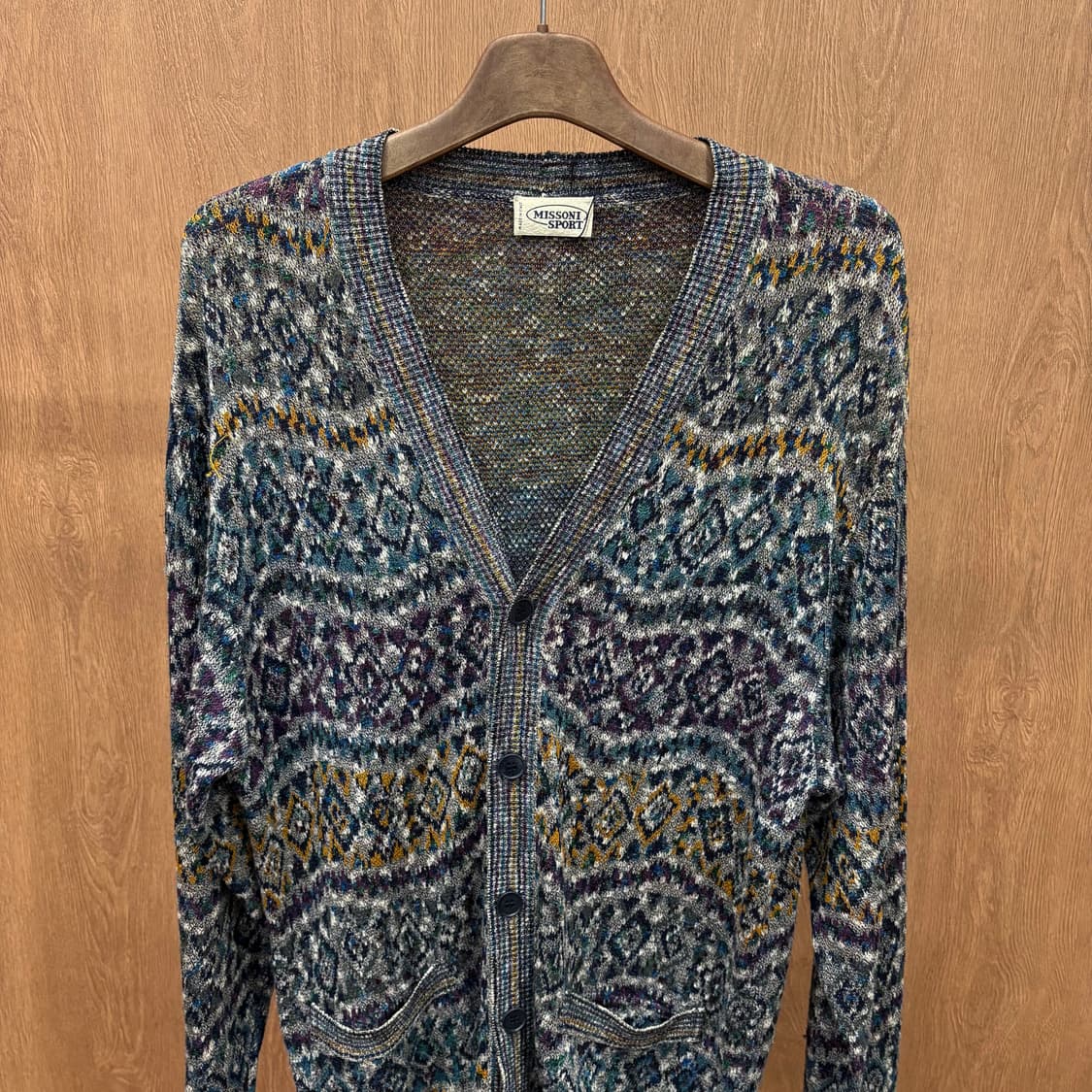 미쏘니 스포츠 브이넥 긴팔 니트 가디건 자카드 패턴 디테일 루즈핏 차콜 상품이미지4