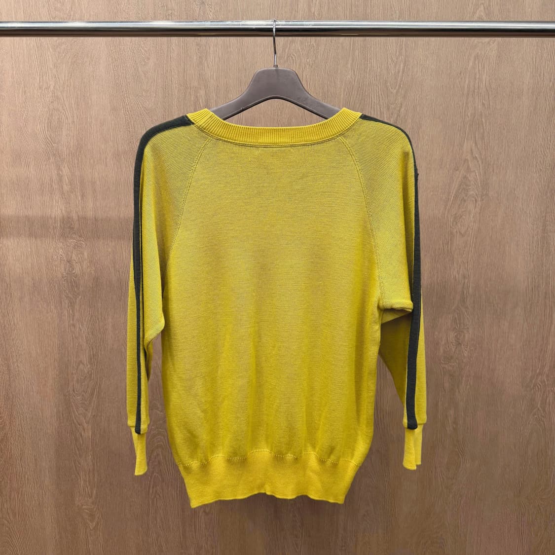 란셀 라운드넥 코튼 니트 배색 래글런 로고 레터링 디테일 옐로우 상품이미지3