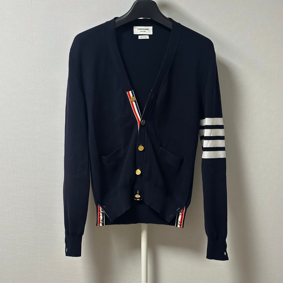 [2] 톰브라운 밀라노 스티치 금장 가디건 네이비 상품이미지1