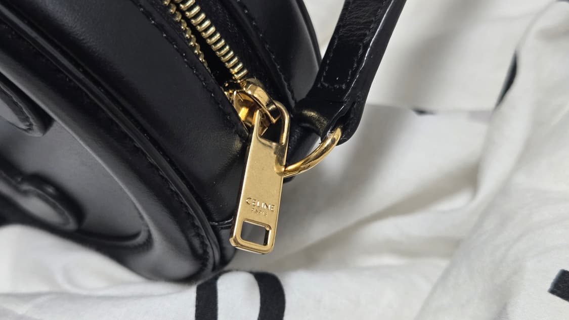 설연휴전급처가격 지나면다시가격올려요)셀린느 오벌 펄스 미니백 블랙 S급 상품이미지5