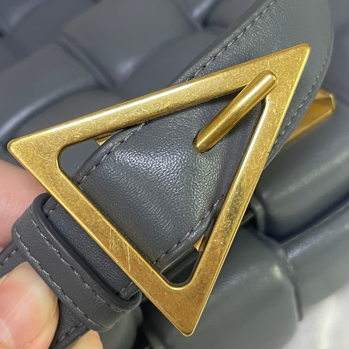 마지막 가격)보테가베네타 패디드 카세트백 썬더 상품이미지10