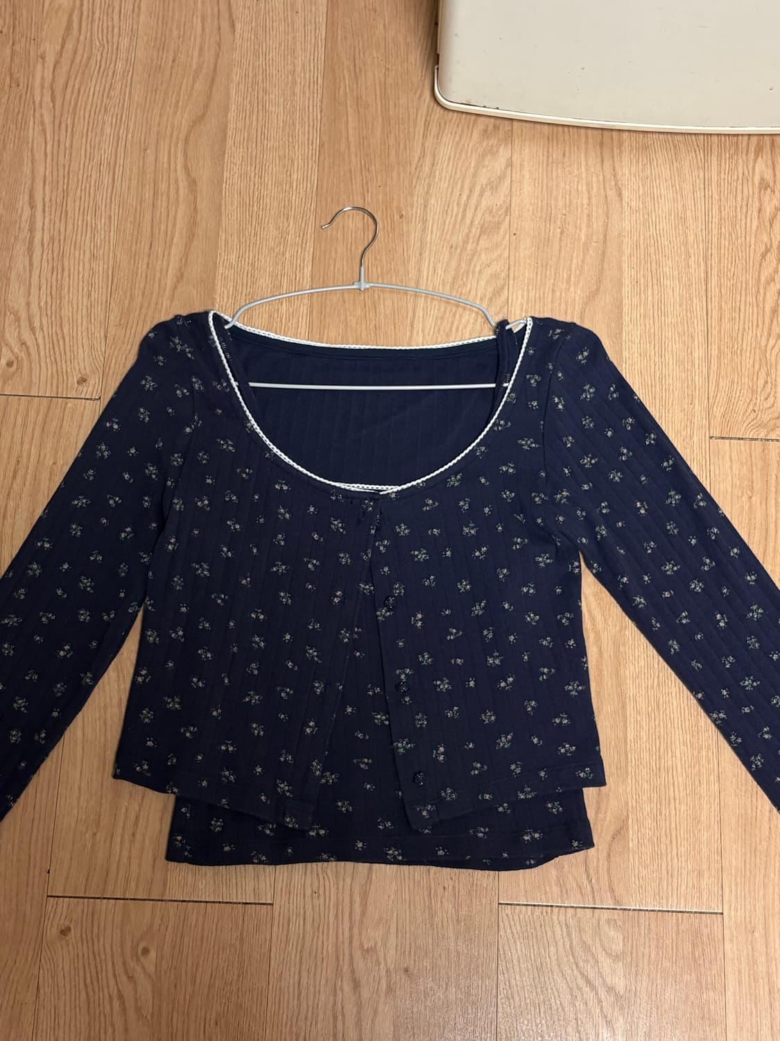 (소올착용) 어윗 AWIT 로지 펀칭 슬리브리스 나시가디건 세트 네이비 상품이미지2