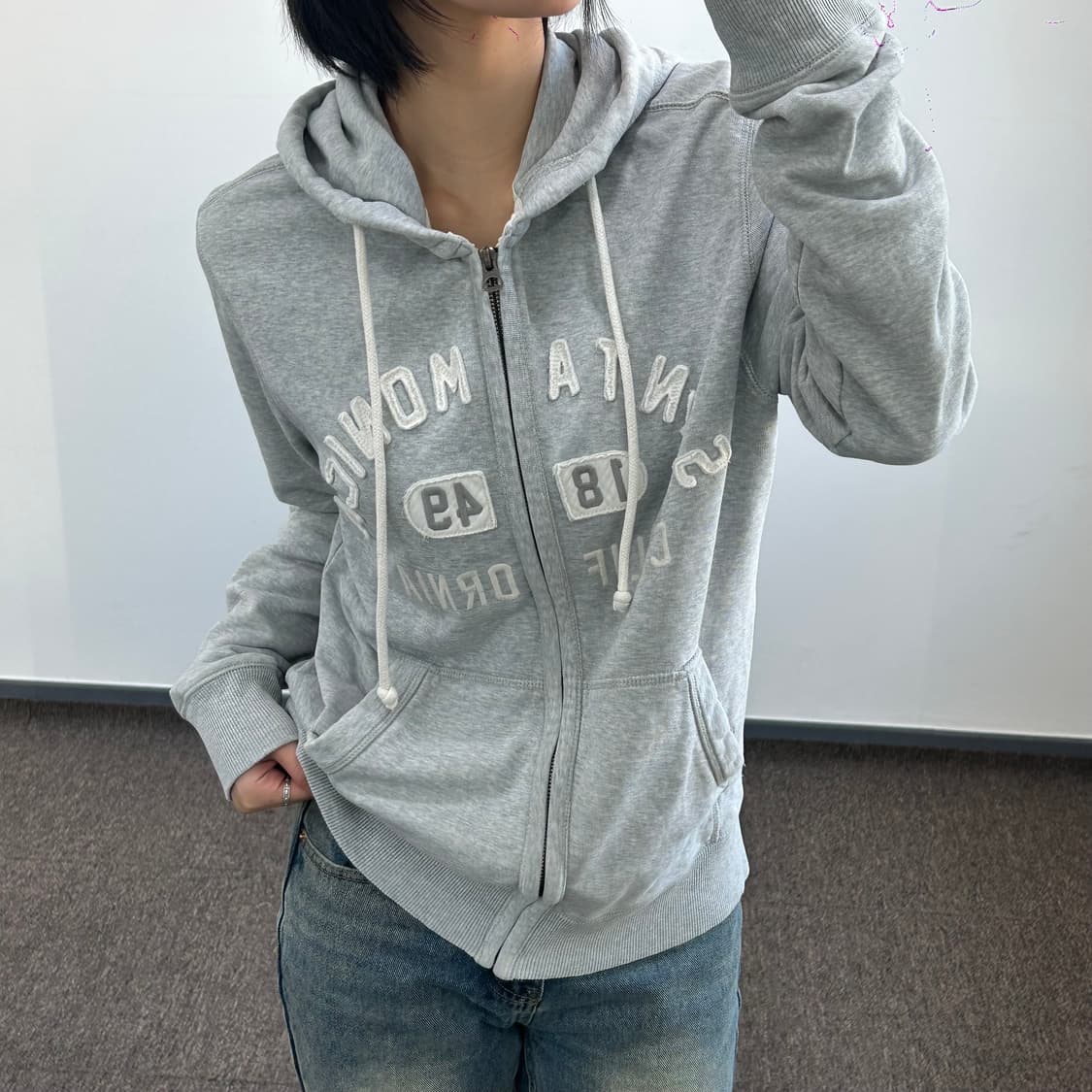Who.A.U 후아유 스펠아웃로고 그레이 후드집업 상품이미지2