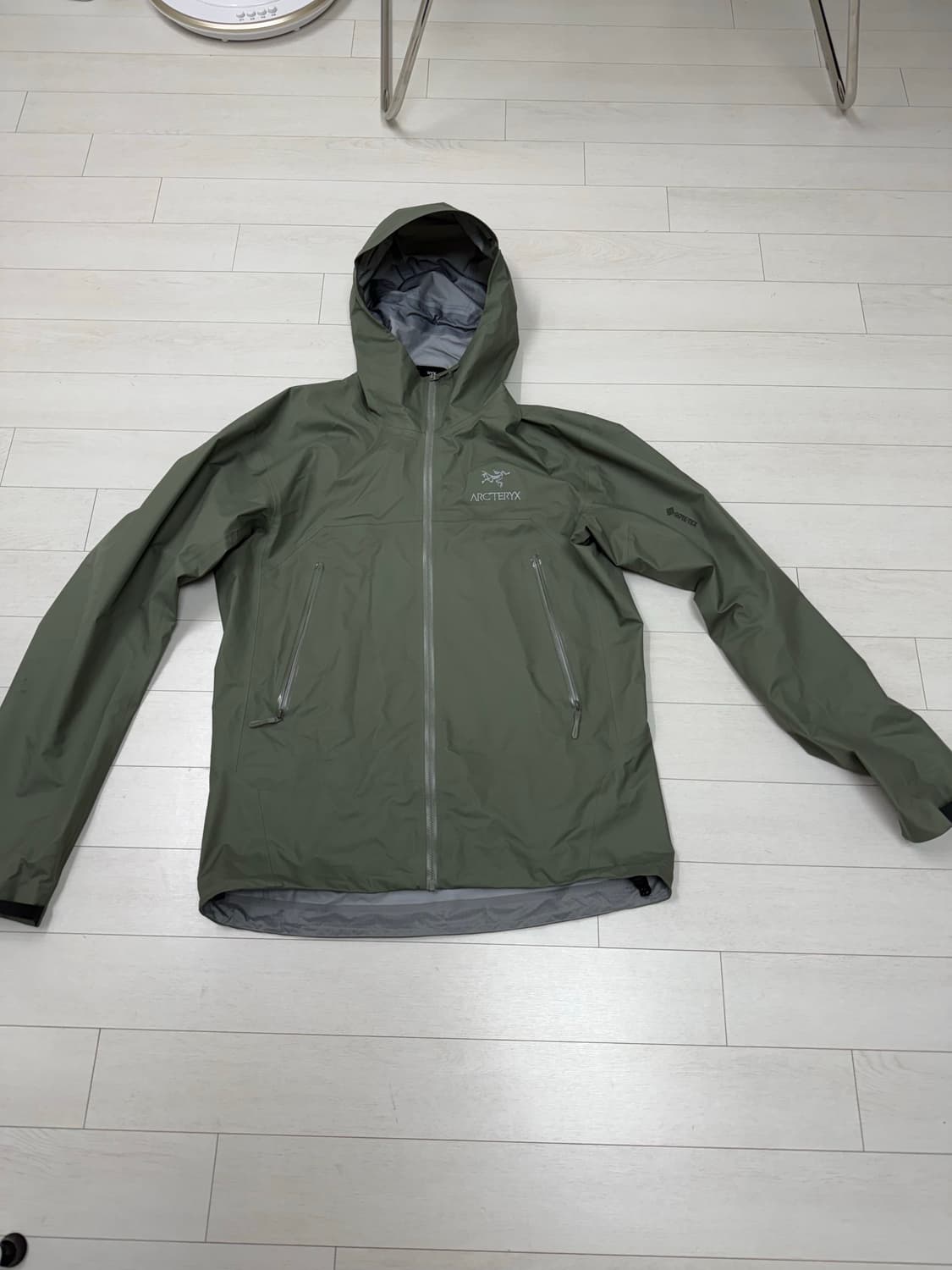아크테릭스 베타 자켓 M사이즈 판매합니다. 색상은 카키색이고, 전체적으로 상품이미지1