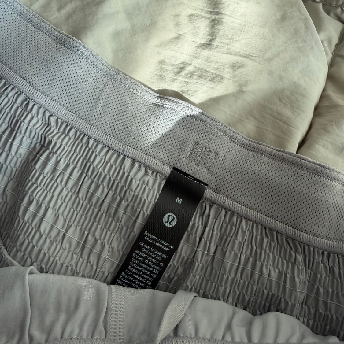 룰루레몬 마일 메이커 리플렉티브 쇼츠 라이너리스 m 새상품 판매합니다. 상품이미지4