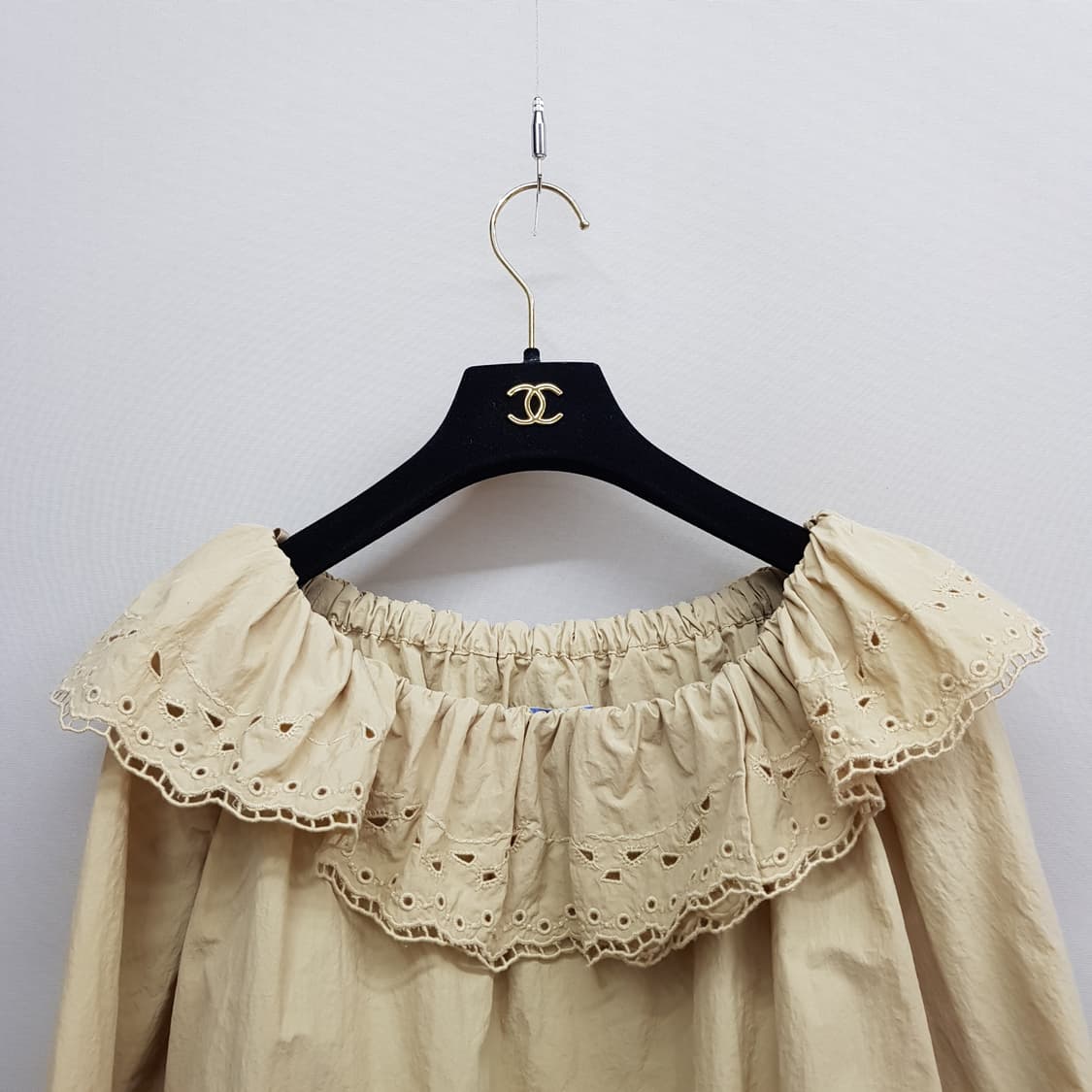 한섬 타임 TIME 프릴 오프숄더 레이스 블라우스 F사이즈 상품이미지2