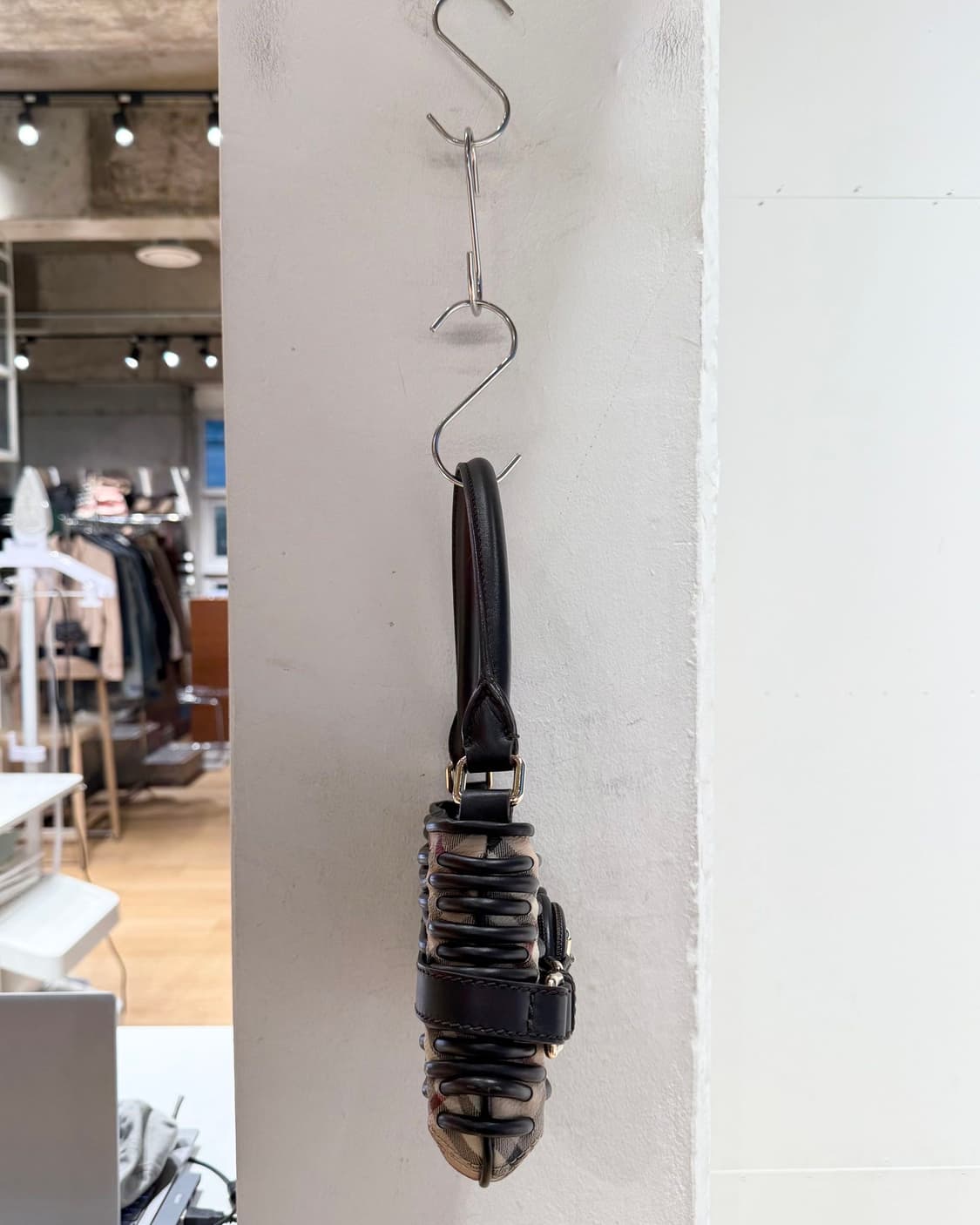 버버리 브라운 하우스 체크 숄더백  상품이미지4