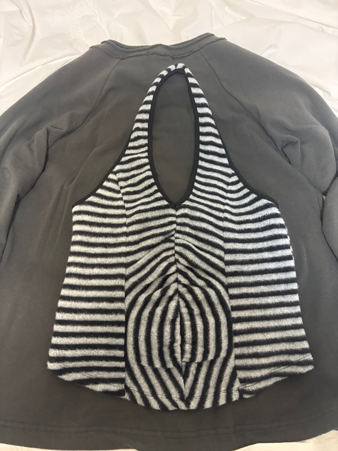 CERRIC Fluffy Stripe Sleeveless / Black 상품이미지2