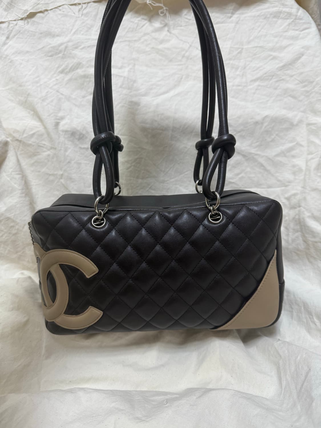 샤넬 깜봉 백 브라운 릴리로즈뎁 착용 정품 상품이미지3