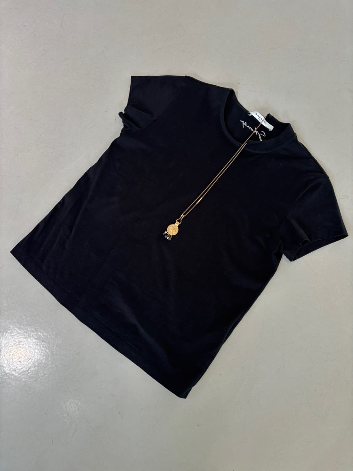 Givenchy Round T 상품이미지3