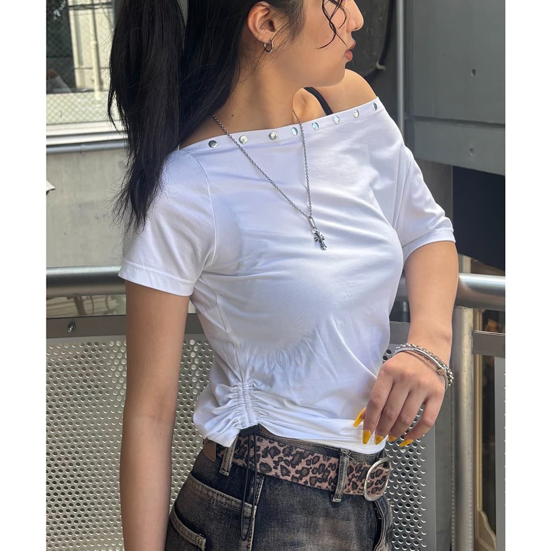WHO'S WHO gallery One Off Shoulder Tee 상품이미지5
