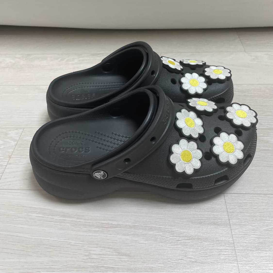 크록스 Crocs 클래식 플랫폼 클로그 250 블랙 + 데이지 지비츠 상품이미지4