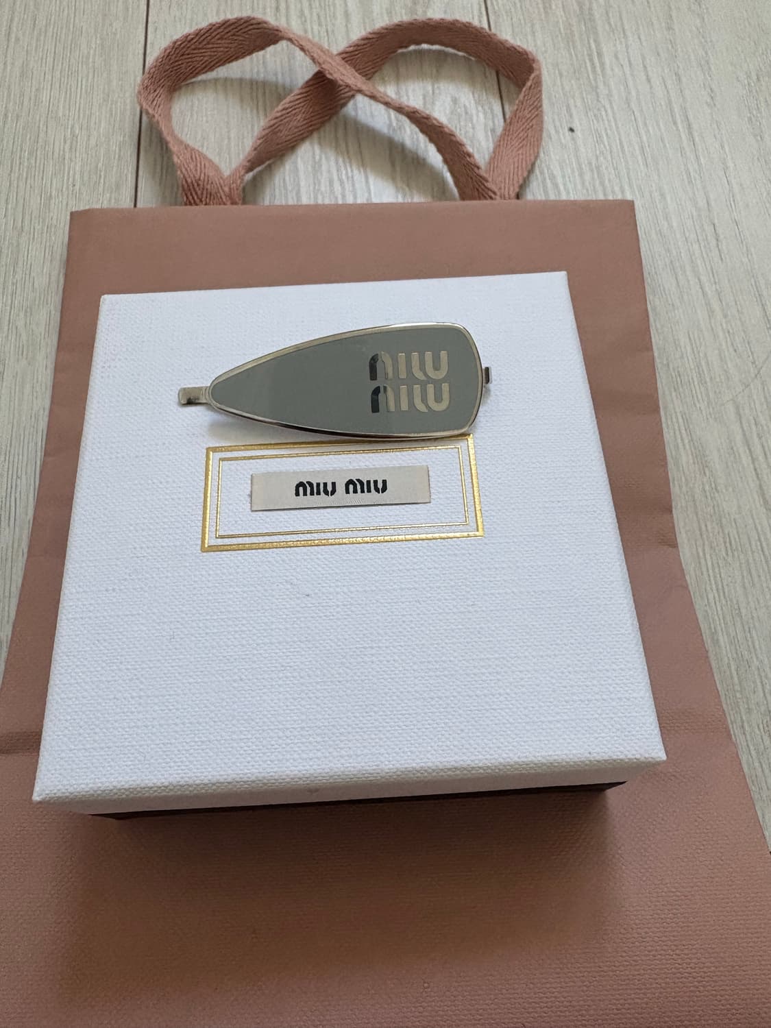 25ss 미우미우 머리핀 (신세계 강남 구매) 새상품 상품이미지1