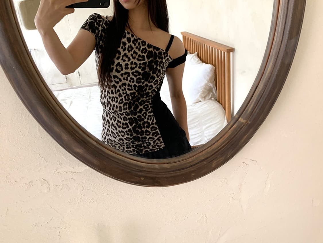 Leopard asymmetric off-shoulder top 상품이미지2